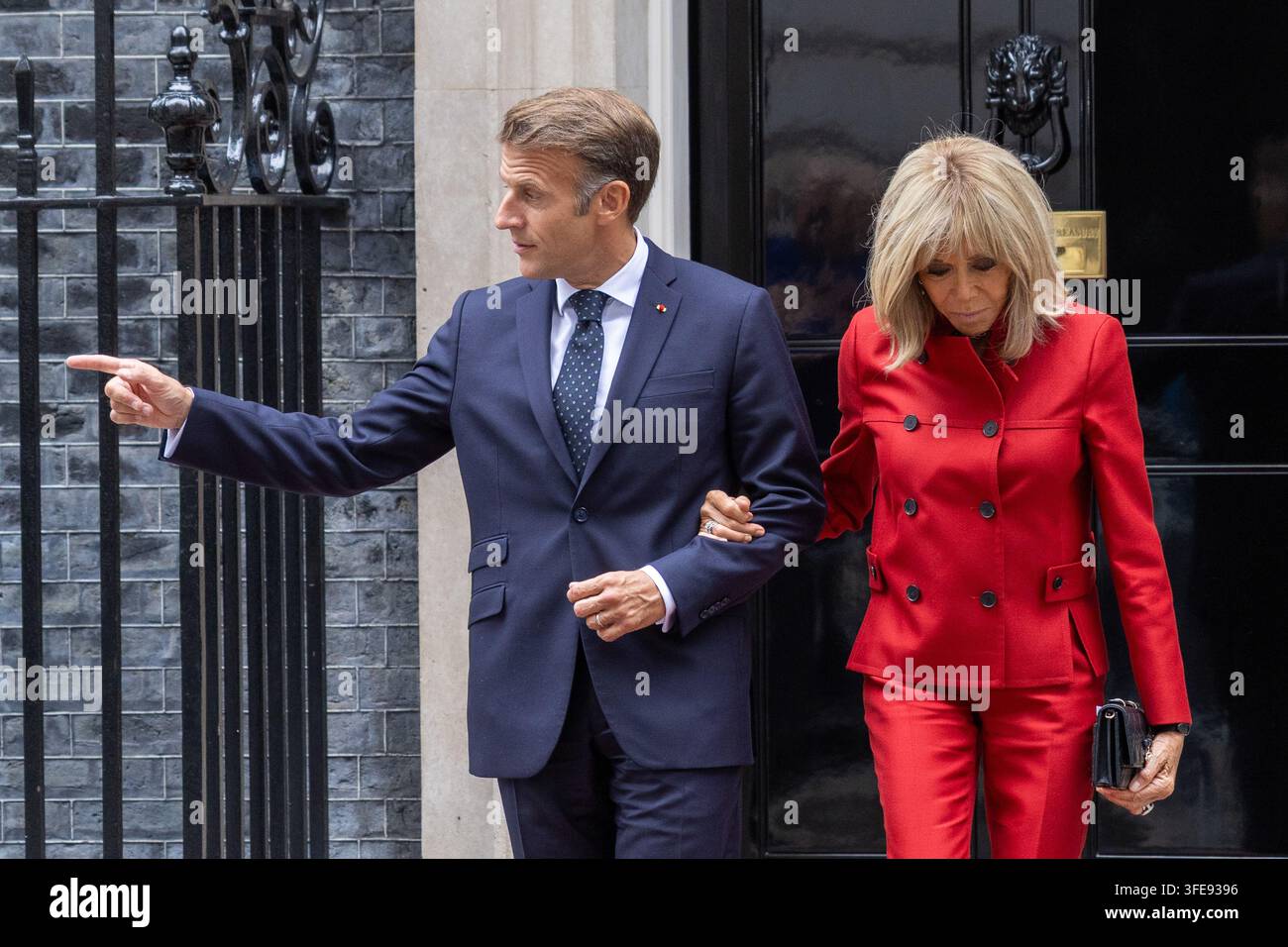 Londres, Royaume-Uni. 03 sep, 2026. Le président français Emmanuel Macron et la Première Dame de France Brigitte Macron quittent 10 Downing Street à Londres. Le président français Emmanuel Macron et la Première Dame de France Brigitte Macron quittent 10 Downing Street à Londres après une réunion et un déjeuner avec le Premier ministre britannique Andy Burnham et Marie-France van Heel (Photo de Phil Lewis/SOPA Images/Sipa USA) Credit: Sipa USA/Alamy Live News Banque D'Images