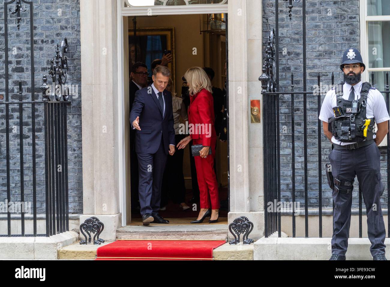 Londres, Royaume-Uni. 03 sep, 2026. Le président français Emmanuel Macron et la Première Dame de France Brigitte Macron quittent 10 Downing Street à Londres. Le président français Emmanuel Macron et la Première Dame de France Brigitte Macron quittent 10 Downing Street à Londres après une réunion et un déjeuner avec le Premier ministre britannique Andy Burnham et Marie-France van Heel (Photo de Phil Lewis/SOPA Images/Sipa USA) Credit: Sipa USA/Alamy Live News Banque D'Images