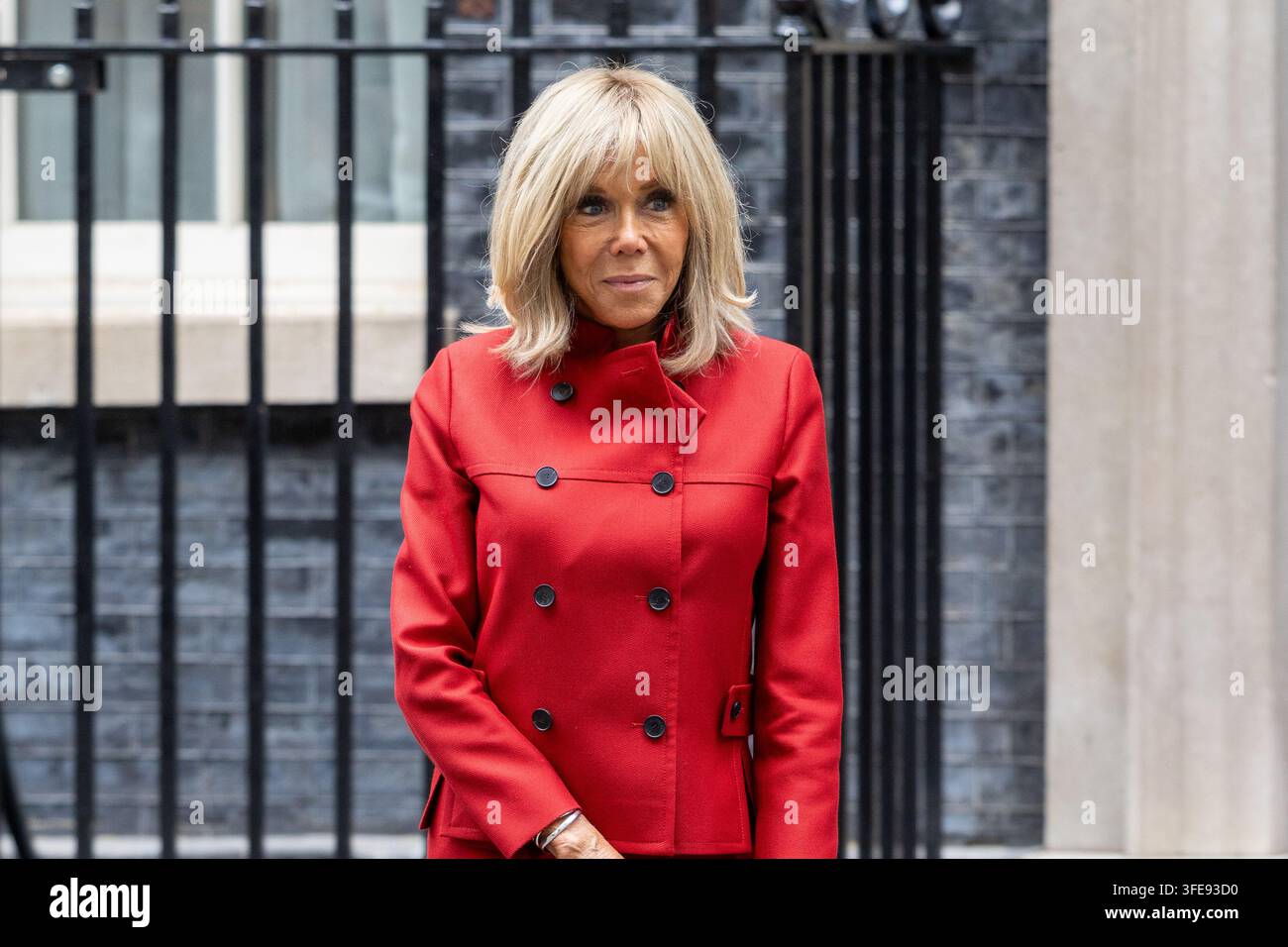 Londres, Royaume-Uni. 03 sep, 2026. La Première Dame de France Brigitte Macron quitte Downing Street et se tient à l'extérieur du 10 alors que le président Emmanuel Macron (non dans le cadre) parle aux médias Le président français Emmanuel Macron et la Première Dame de France Brigitte Macron quittent 10 Downing Street à Londres après une réunion et un déjeuner avec le Premier ministre britannique Andy Burnham et Marie-France van Heel (Photo de Phil Lewis/SOPA Images/Sipa USA) Crédit : Sipa USA/Alamy Live News Banque D'Images