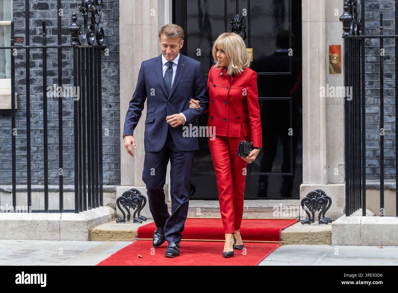 Londres, Royaume-Uni. 03 sep, 2026. Le président français Emmanuel Macron et la Première Dame de France Brigitte Macron quittent 10 Downing Street à Londres. Le président français Emmanuel Macron et la Première Dame de France Brigitte Macron quittent 10 Downing Street à Londres après une réunion et un déjeuner avec le Premier ministre britannique Andy Burnham et Marie-France van Heel (Photo de Phil Lewis/SOPA Images/Sipa USA) Credit: Sipa USA/Alamy Live News Banque D'Images