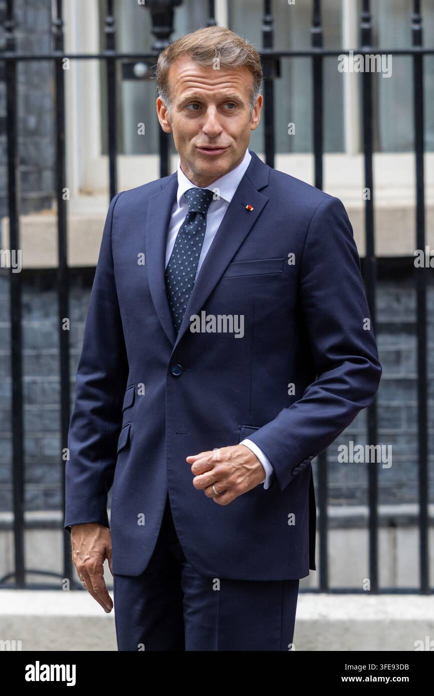 Londres, Royaume-Uni. 03 sep, 2026. Le président français Emmanuel Macron quitte le 10 Downing Street après sa rencontre avec le Premier ministre Andy Burnham. Le président français Emmanuel Macron et la Première dame de France Brigitte Macron quittent le 10 Downing Street à Londres après une réunion et un déjeuner avec le Premier ministre britannique Andy Burnham et Marie-France van Heel (Photo de Phil Lewis/SOPA Images/Sipa USA) Credit: Sipa USA/Alamy Live News Banque D'Images