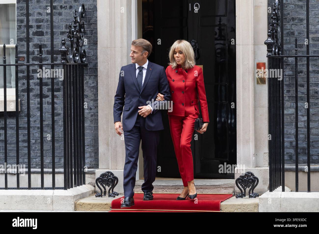 Londres, Royaume-Uni. 03 sep, 2026. Le président français Emmanuel Macron et la Première Dame de France Brigitte Macron quittent 10 Downing Street à Londres. Le président français Emmanuel Macron et la Première Dame de France Brigitte Macron quittent 10 Downing Street à Londres après une réunion et un déjeuner avec le Premier ministre britannique Andy Burnham et Marie-France van Heel (Photo de Phil Lewis/SOPA Images/Sipa USA) Credit: Sipa USA/Alamy Live News Banque D'Images