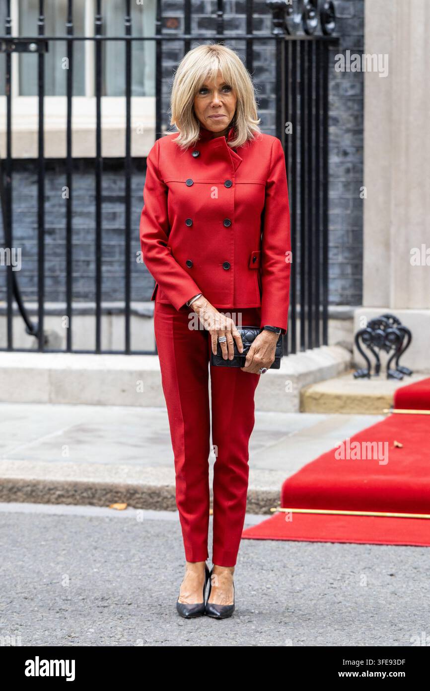 Londres, Royaume-Uni. 03 sep, 2026. La Première Dame de France Brigitte Macron quitte Downing Street et se tient à l'extérieur du 10 alors que le président Emmanuel Macron (non dans le cadre) parle aux médias Le président français Emmanuel Macron et la Première Dame de France Brigitte Macron quittent 10 Downing Street à Londres après une réunion et un déjeuner avec le Premier ministre britannique Andy Burnham et Marie-France van Heel (Photo de Phil Lewis/SOPA Images/Sipa USA) Crédit : Sipa USA/Alamy Live News Banque D'Images