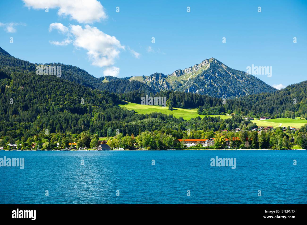Lac de Tegernsee dans les Alpes, Bavière, Allemagne paysage avec eau bleue et montagnes de forêts vertes Banque D'Images