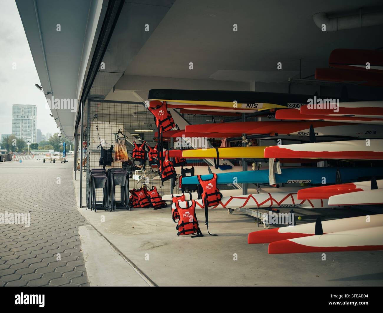 Des kayaks colorés et du matériel de pagayage stockés dans une installation de sports nautiques à Singapour. Banque D'Images