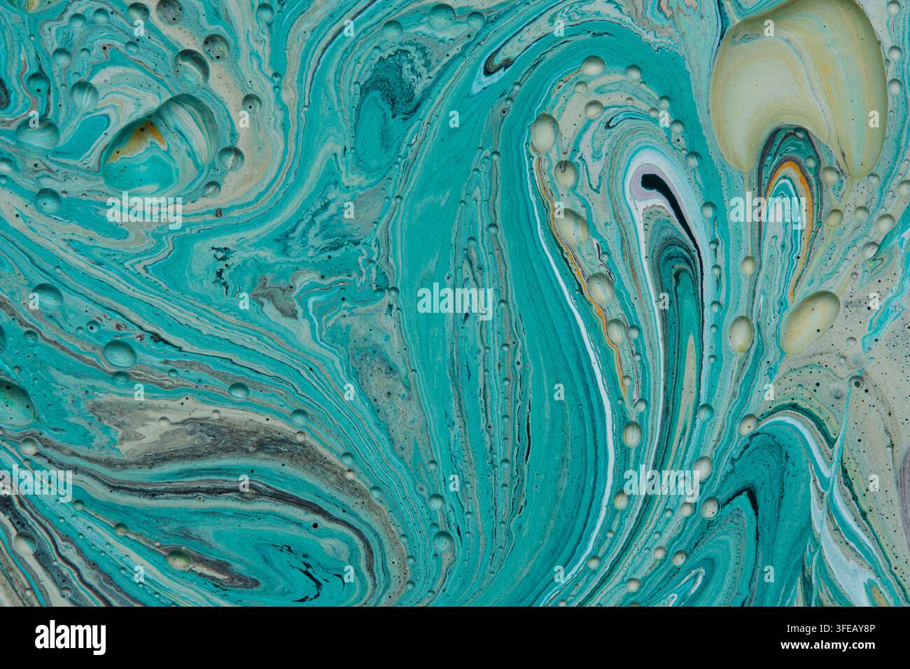 Peinture acrylique turquoise vibrante avec des lignes de marbre tourbillonnantes et de minuscules textures de bulles Banque D'Images