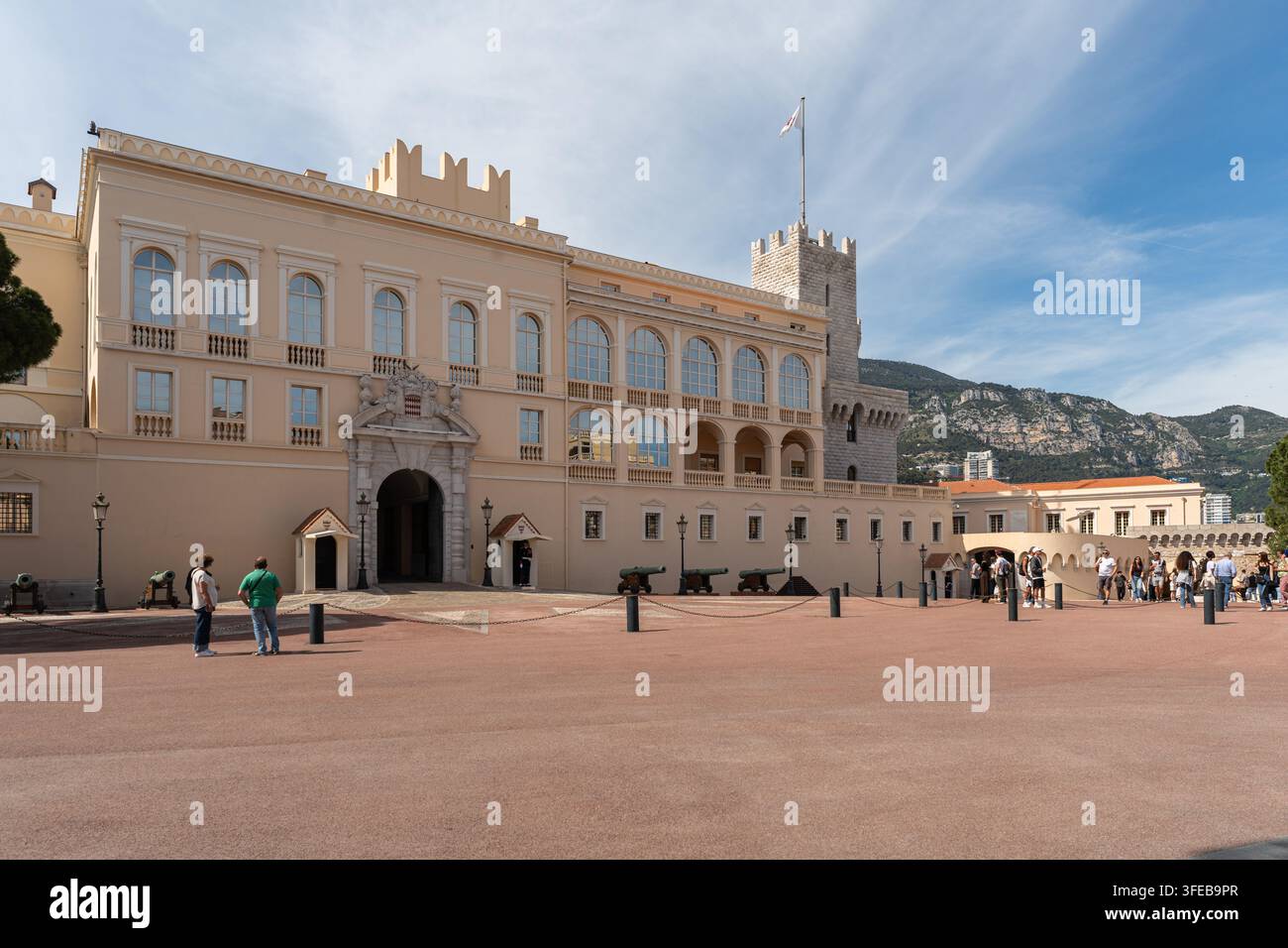 Monaco, 2 mai 2026. Palais Princier de Monaco et cour cérémonielle sous un ciel bleu Banque D'Images