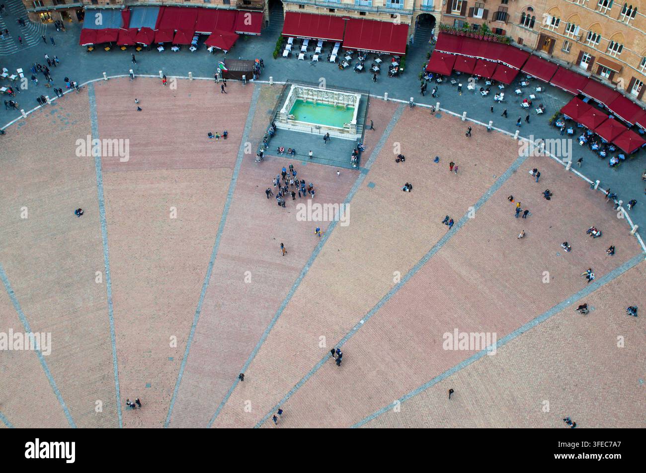 Sienne, Toscane, Italie - 8 octobre 2021 : vue aérienne de la Piazza del Campo et de la fontaine Fonte Gaia avec touristes et tables de café en terrasse Banque D'Images