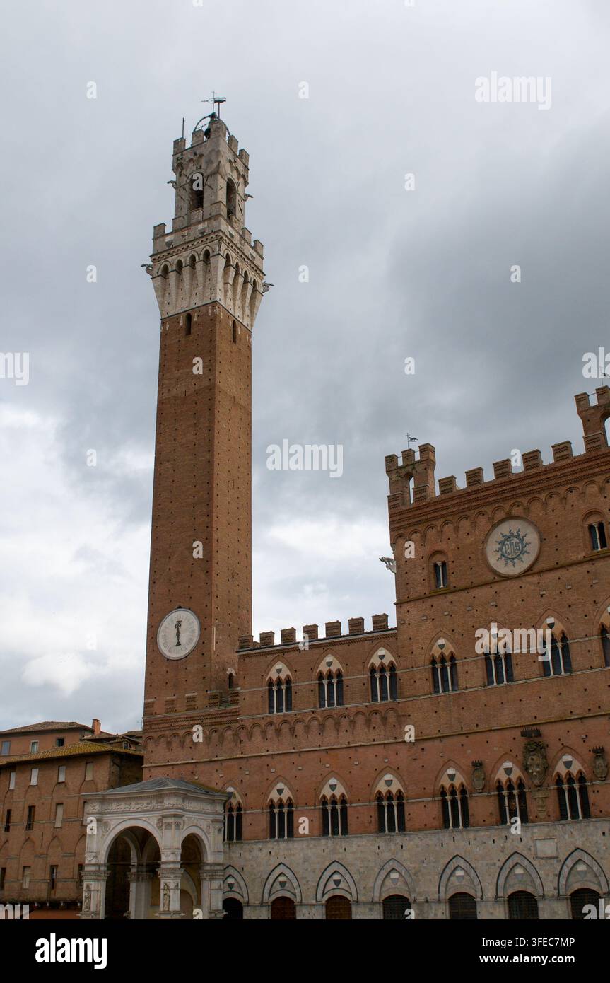 Sienne, Toscane, Italie – 8 octobre 2021 : Vue en contre-plongée depuis la cour intérieure (Cortile del Podestà) du Palazzo Pubblico à Sienne. Banque D'Images