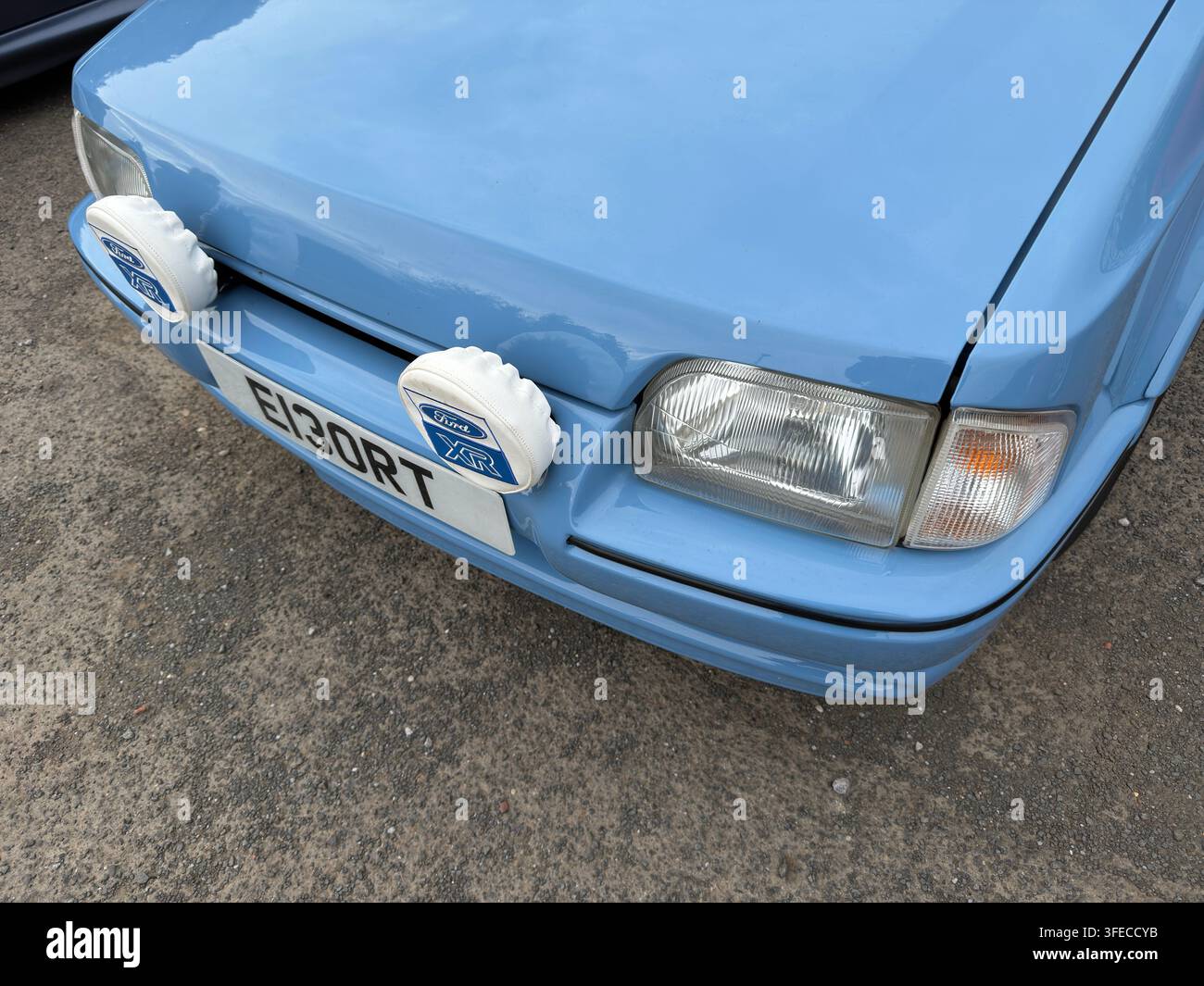 Ford Escort garé au Royaume-Uni montrant la marque Ford et le nom du modèle Escort - Image de stock capturée avec un smartphone