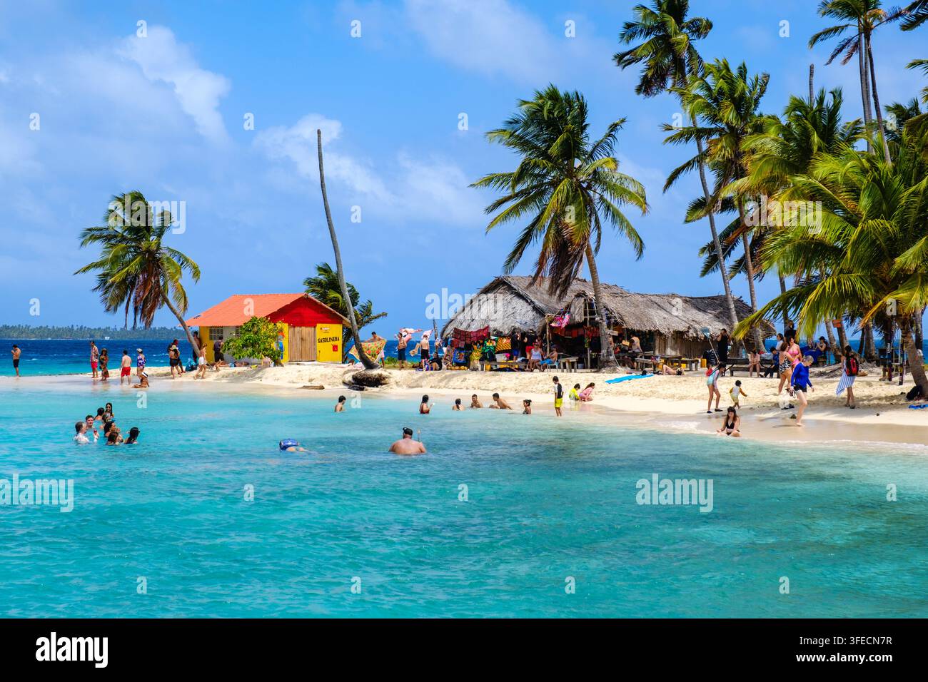 Assudub Bibbi Island, Dog Island, touristes sur une plage caribéenne, Guna Yala, territoire Kuna Yala, archipel de San Blas, Panama Banque D'Images