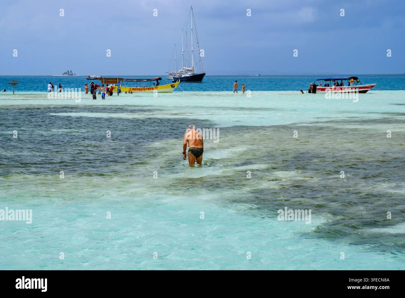 Touristes à la piscine naturelle, Piscina Natural, Piscina Estrella, barre de sable peu profonde, eau cristalline, archipel de San Blas, territoire Guna Yala, Panama Banque D'Images