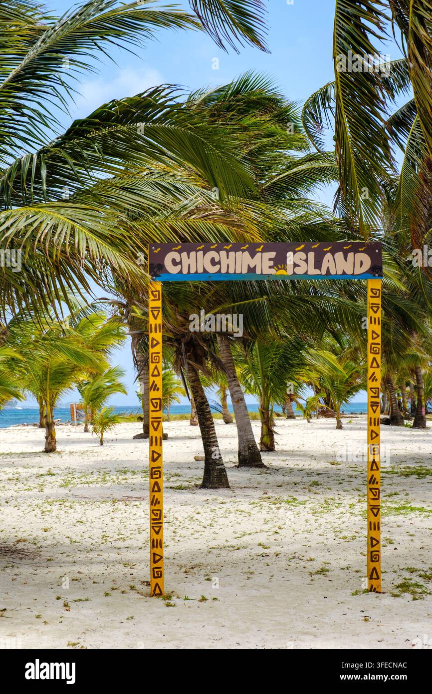 Panneau de l'île Chichime sur la plage, Comarca Kuna Yala, territoire Guna Yala, archipel de San Blas, Panama Banque D'Images