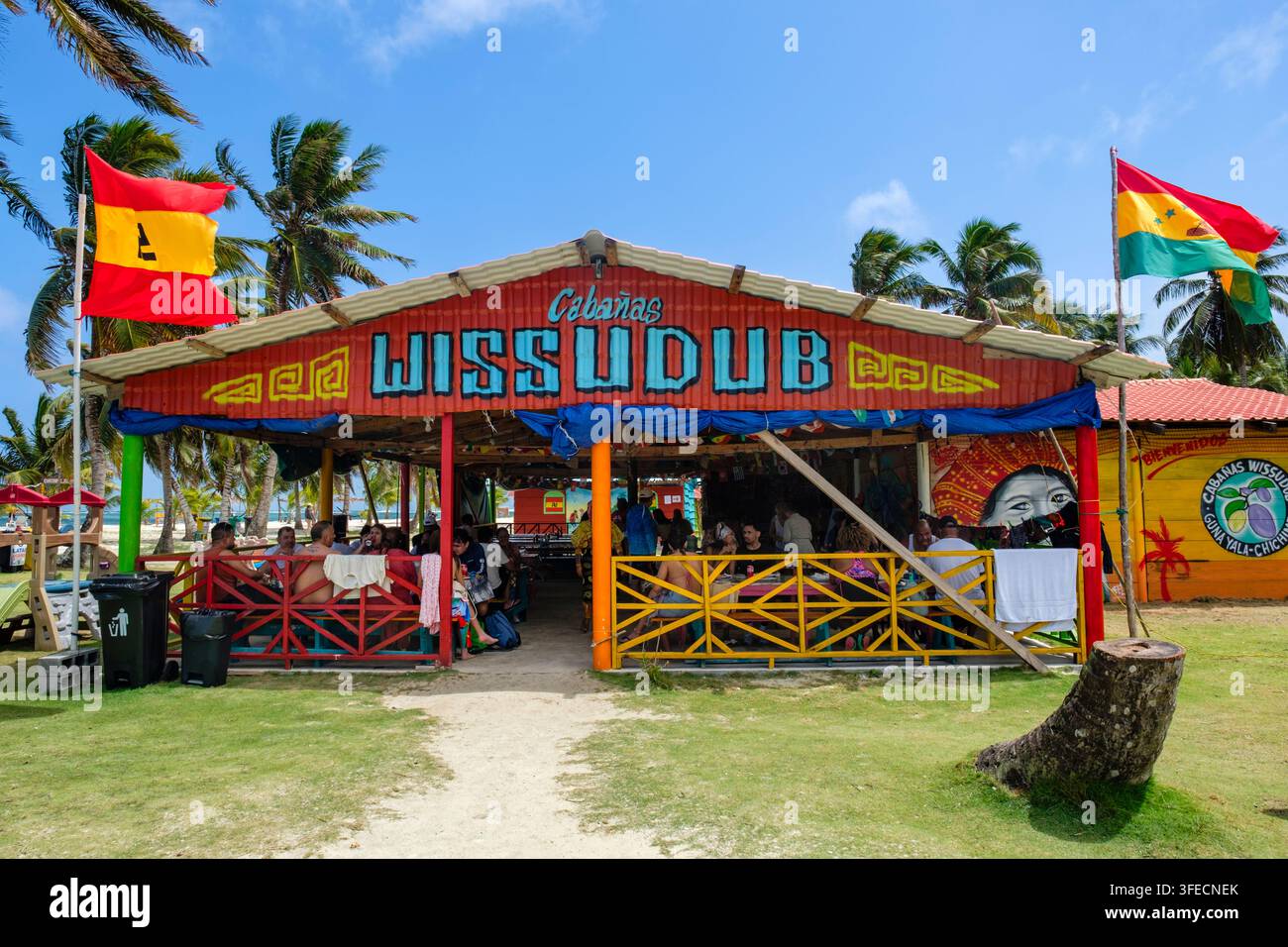 Touristes mangeant au restaurant Chichime Island Cabanas Wissudub, Comarca Kuna Yala, territoire Guna Yala, archipel de San Blas, Panama Banque D'Images