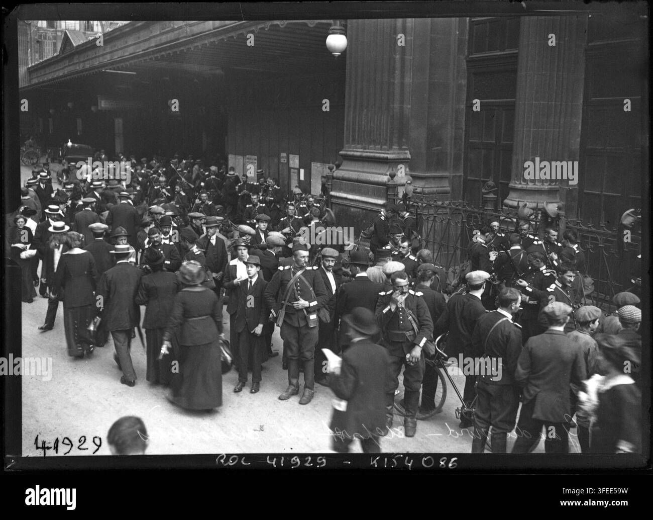 Soldats français du régiment des Dragons rassemblés à la Gare du Nord à Paris, France, pendant la Première Guerre mondiale, dans une photographie de presse de 1914 par l'agence photographique française Agence Rol. Banque D'Images