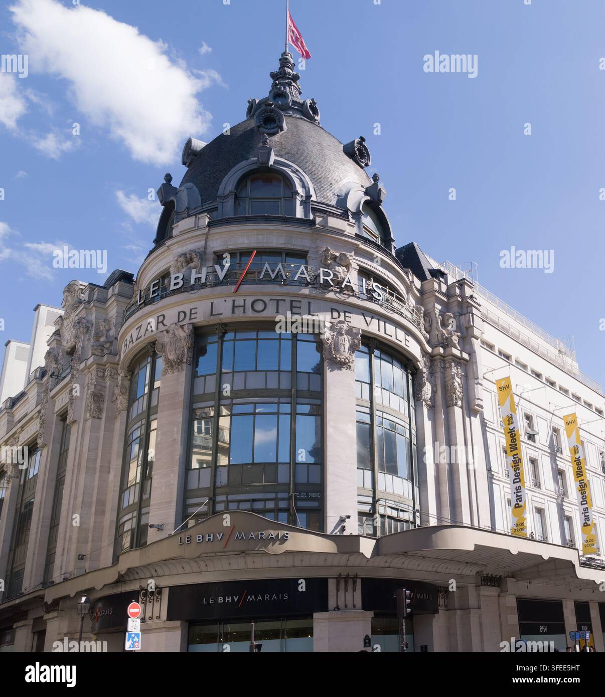 PARIS, FRANCE - 1er SEPTEMBRE 2026 - Le grand magasin BHV Marais mettant en valeur son architecture historique dans le quartier du Marais Banque D'Images