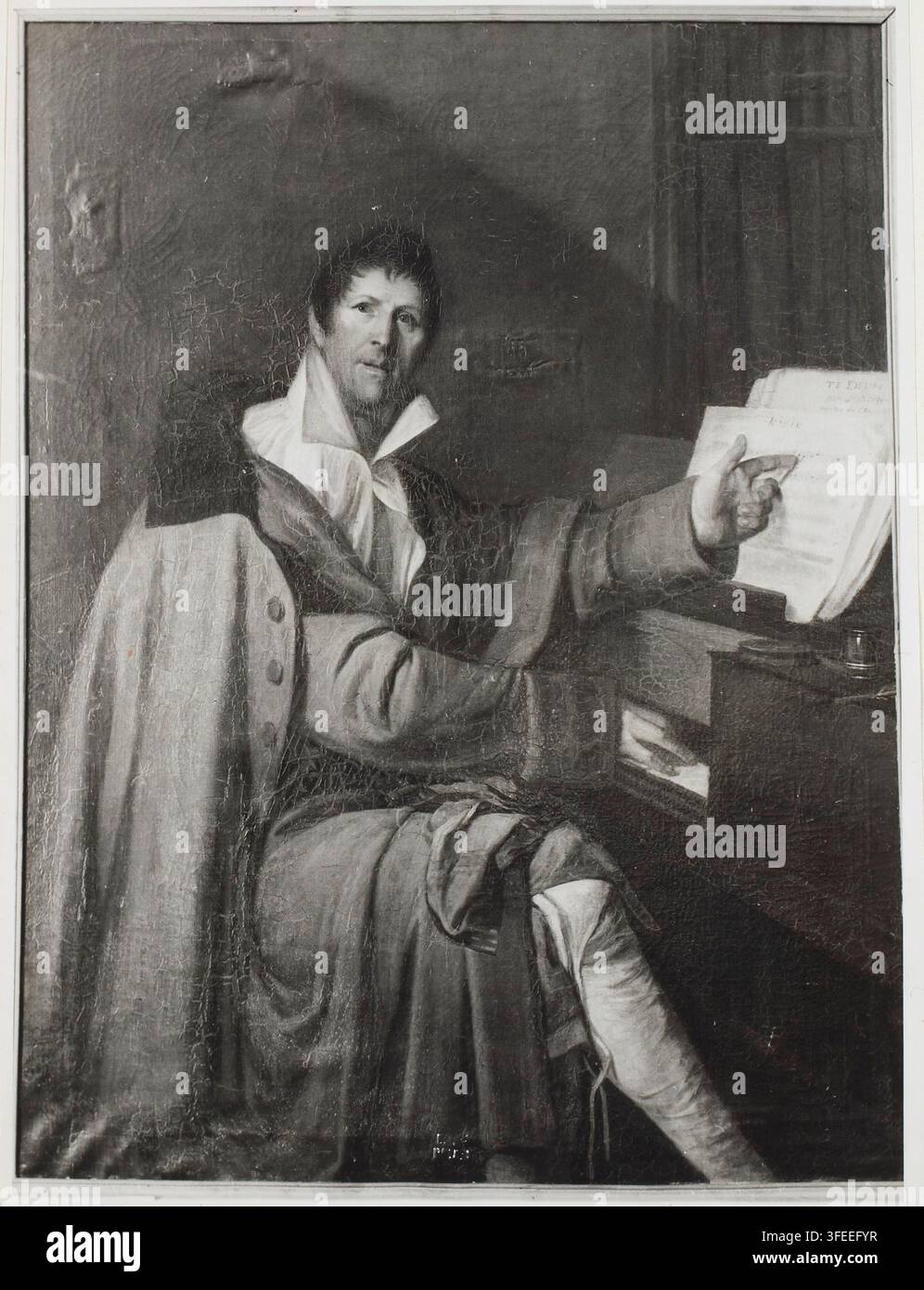 Pierre Bertin, musicien, assis à côté d'un pianoforte, tenant des partitions musicales et pointant la musique, dans un portrait par Louis-François Durraus, daté de 1945. Banque D'Images
