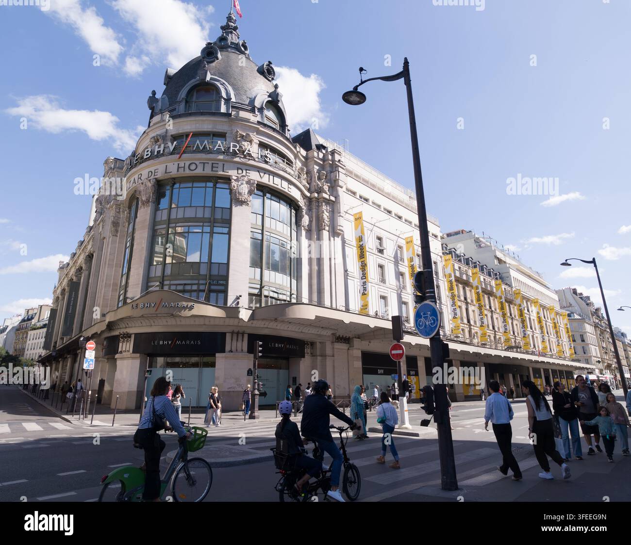 PARIS, FRANCE - 1ER SEPTEMBRE 2026 - Des gens à vélo et piétons devant le grand magasin BHV Marais à Paris Banque D'Images