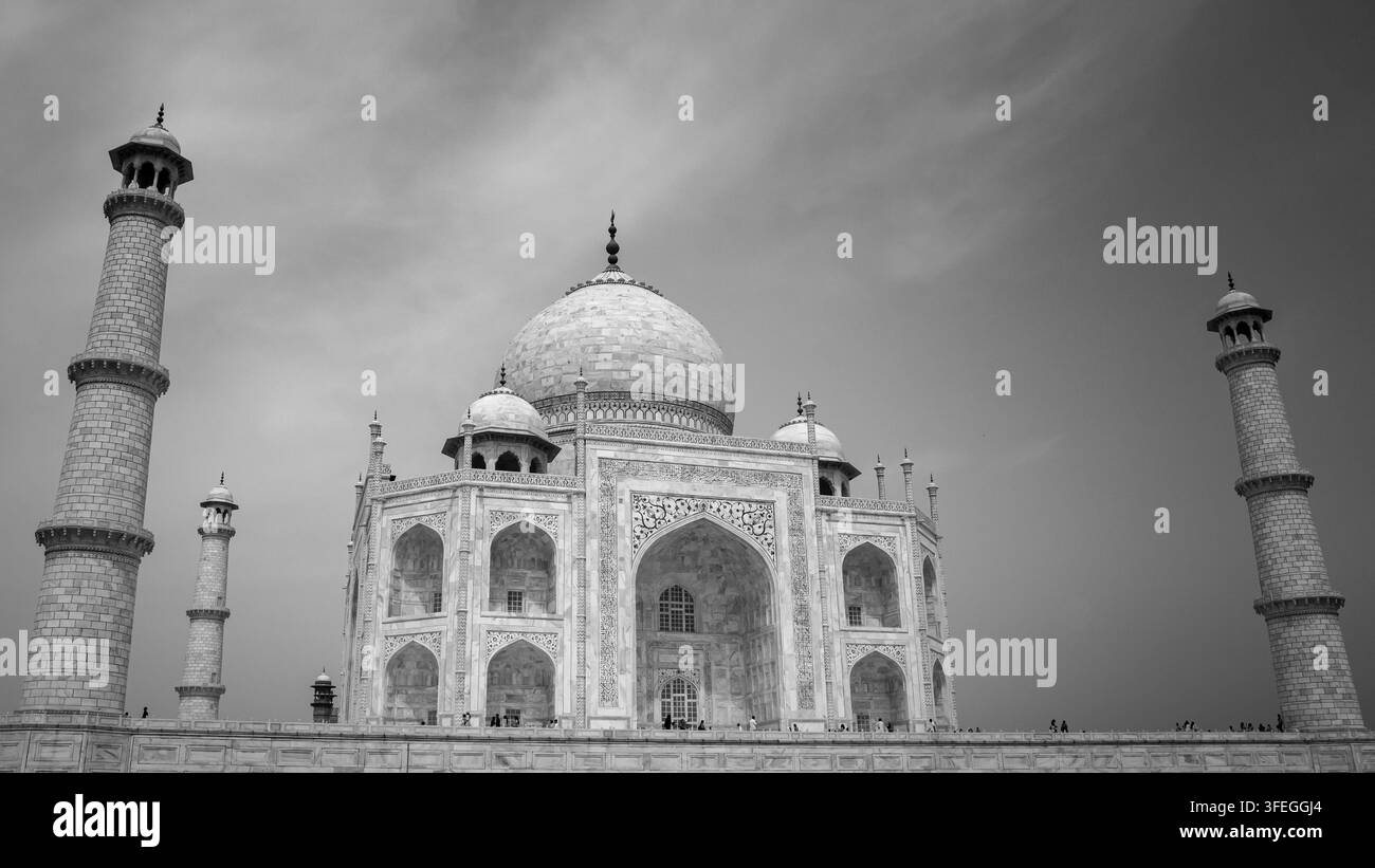 Vue en noir et blanc du mausolée du Taj Mahal à Agra, en Inde, montrant sa coupole centrale en marbre flanquée de minarets, photographiée depuis le niveau du sol Banque D'Images