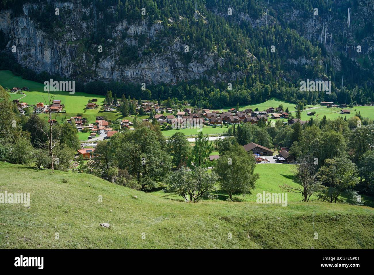 Vue élevée du pittoresque village alpin et des pâturages verdoyants dans la vallée de Lauterbrunnen Berner Oberland Suisse Banque D'Images