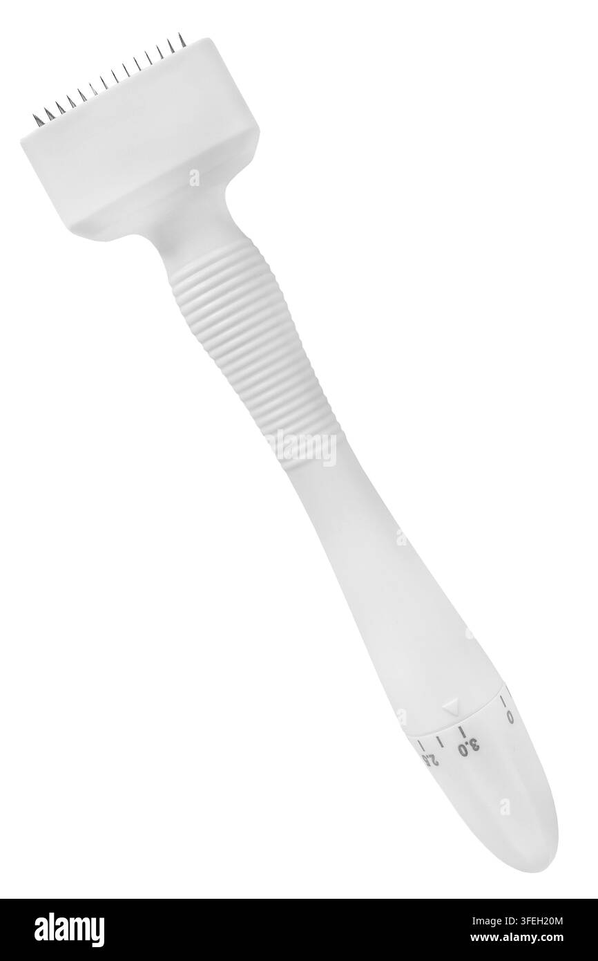 Tampon micro-aiguille méso-derme isolé sur fond blanc Banque D'Images