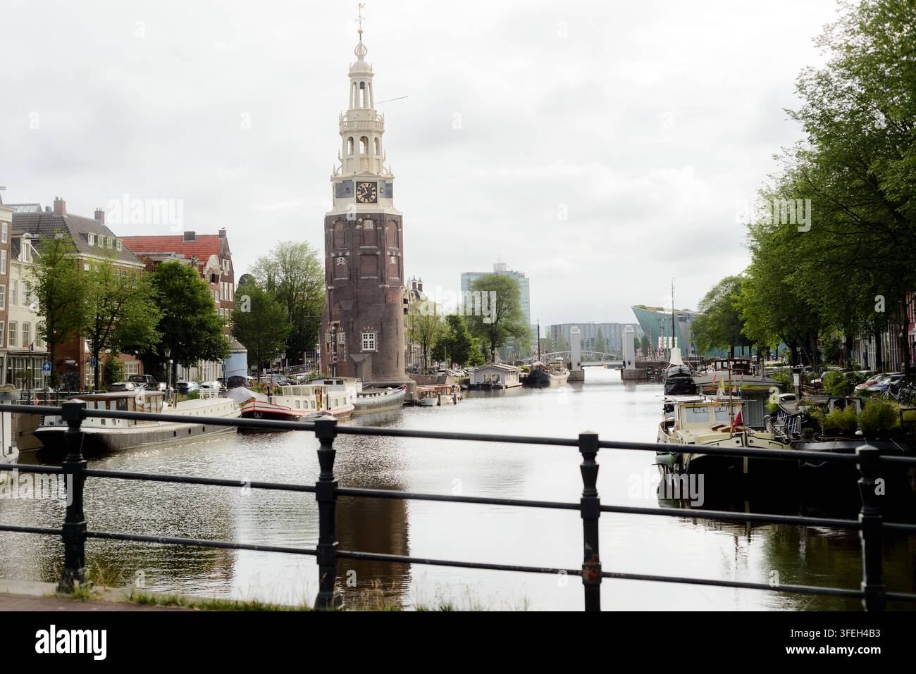 Vue panoramique d'un canal et d'une tour historiques d'Amsterdam Banque D'Images