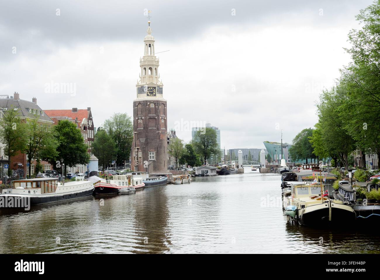 Péniches sur le canal d'Amsterdam avec la tour Montelbaanstoren Banque D'Images