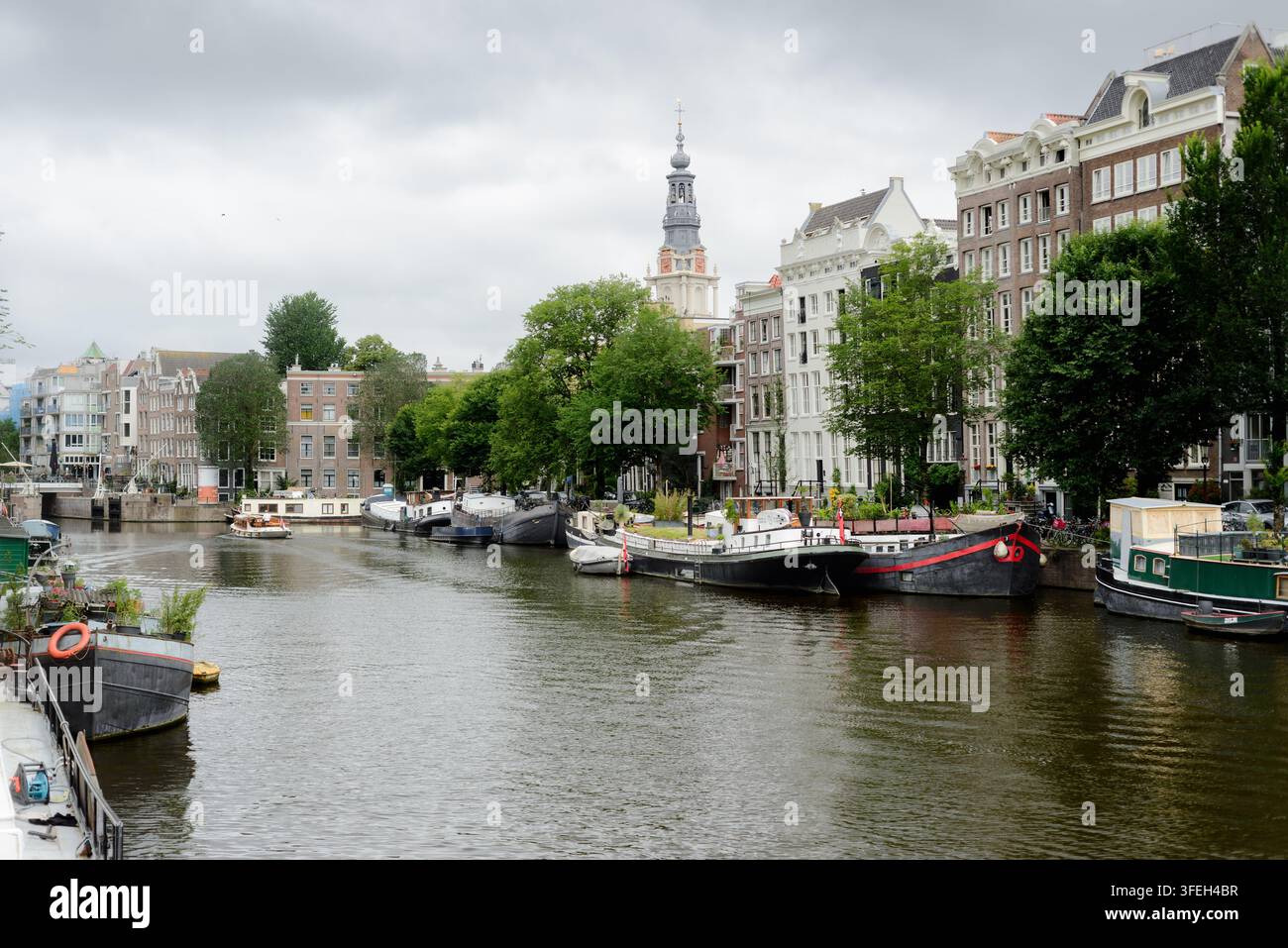 Canal d'Amsterdam avec des péniches et des bâtiments traditionnels Banque D'Images