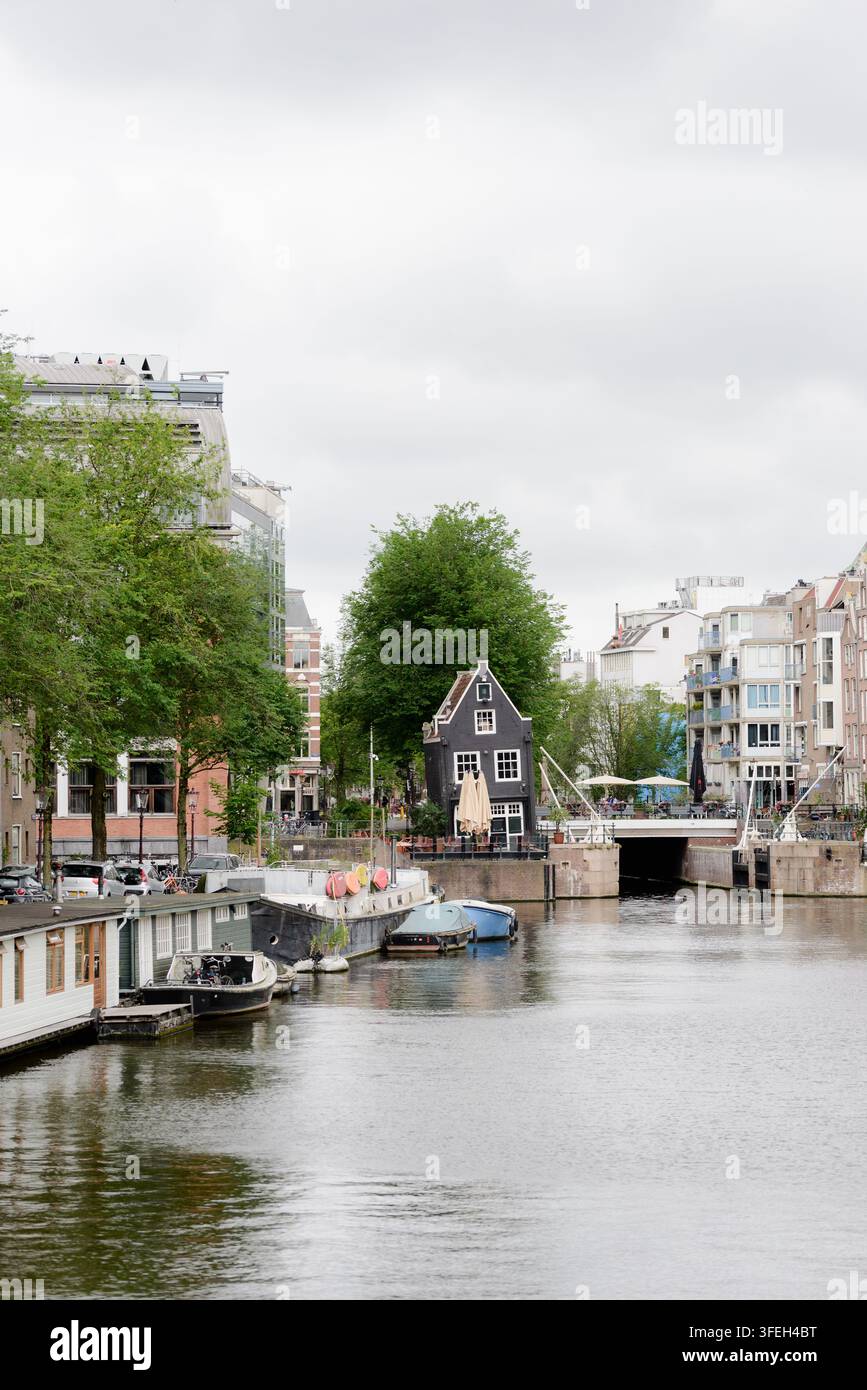 Paysage urbain classique d'Amsterdam avec canal et péniches Banque D'Images