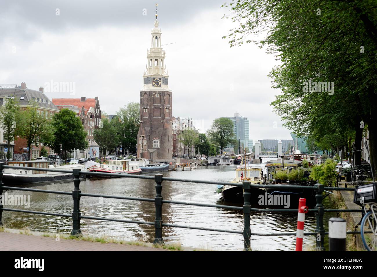 Tour historique Montelbaanstoren sur un canal d'Amsterdam Banque D'Images