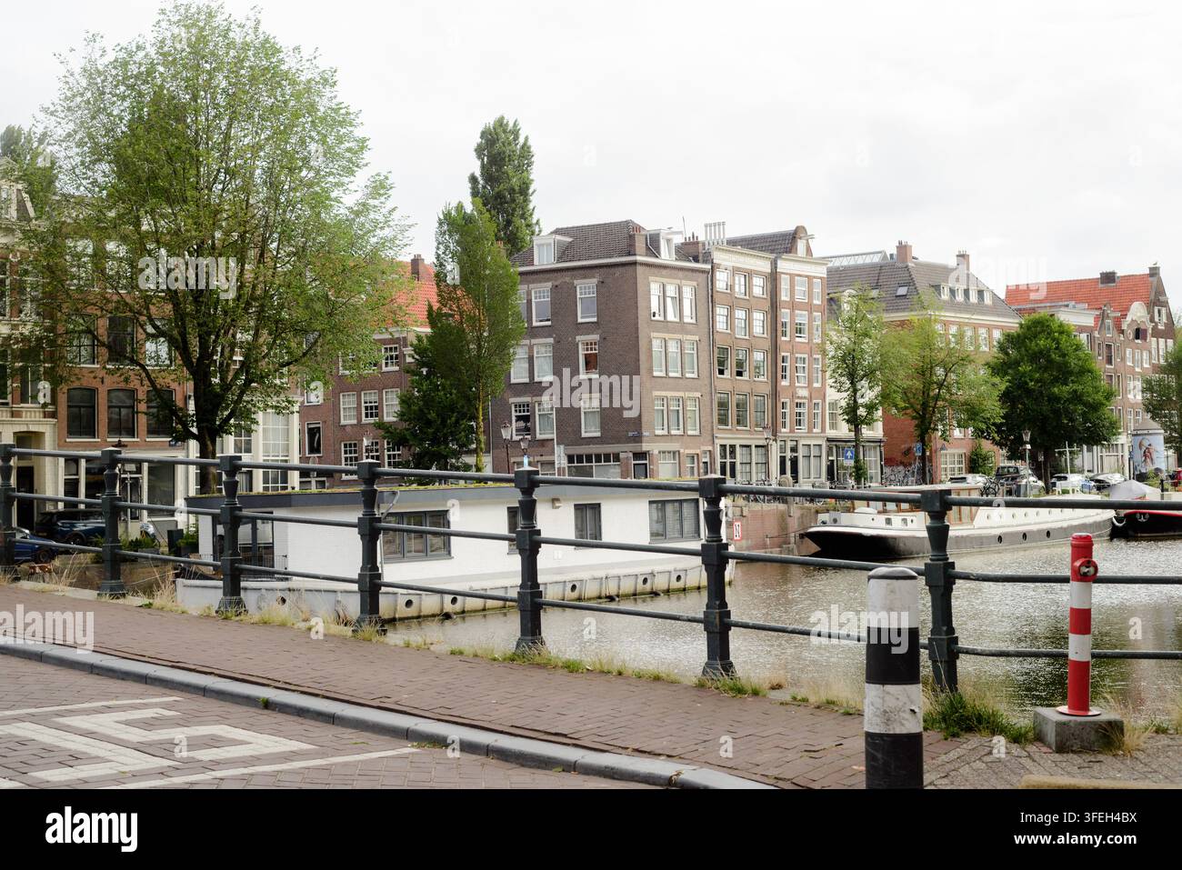 Scène classique de canal d'Amsterdam avec des maisons traditionnelles Banque D'Images