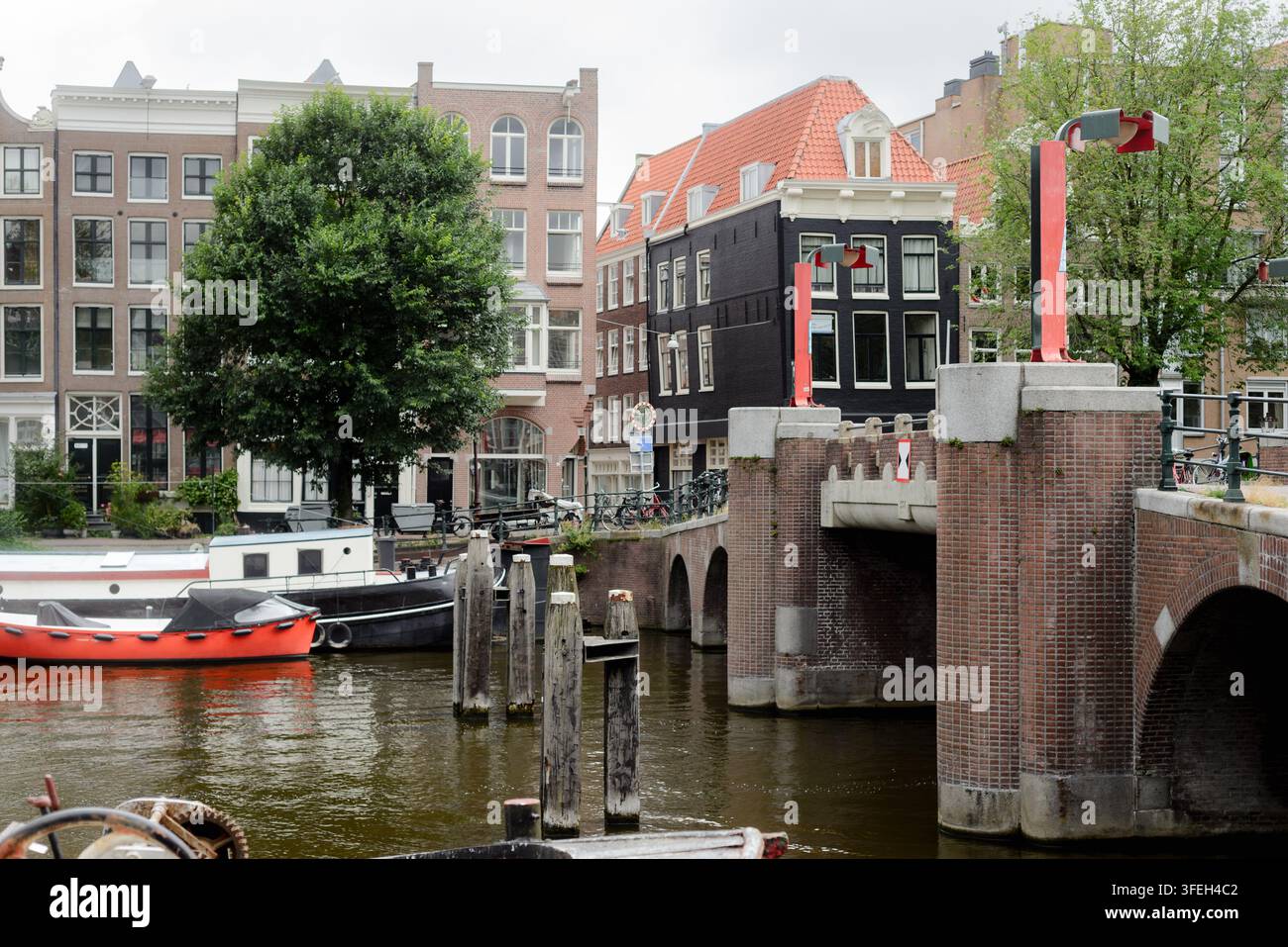 Canal avec des bâtiments historiques et un pont à Amsterdam Banque D'Images