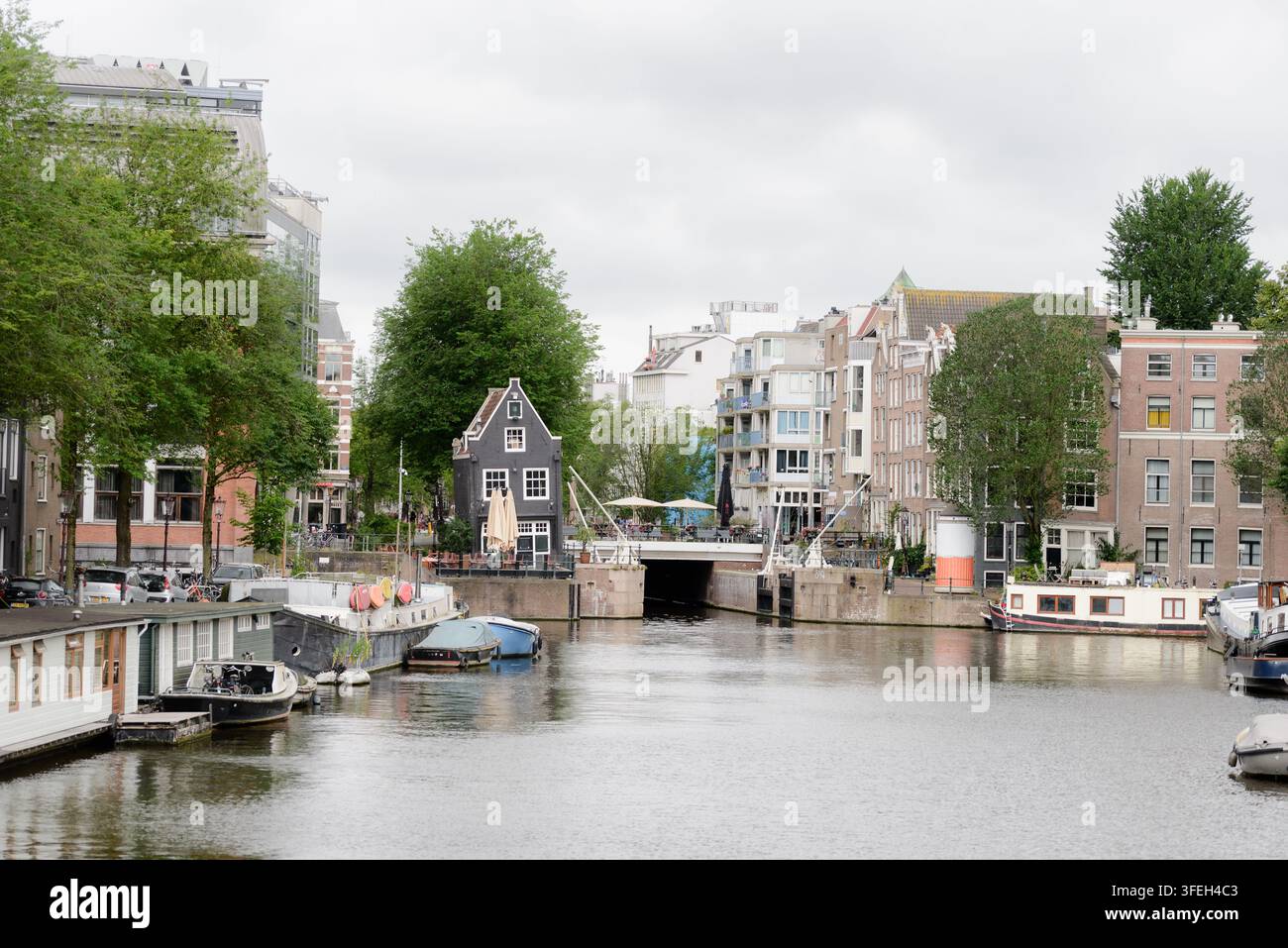 Maisons bateaux et architecture néerlandaise le long d'un canal à Amsterdam Banque D'Images
