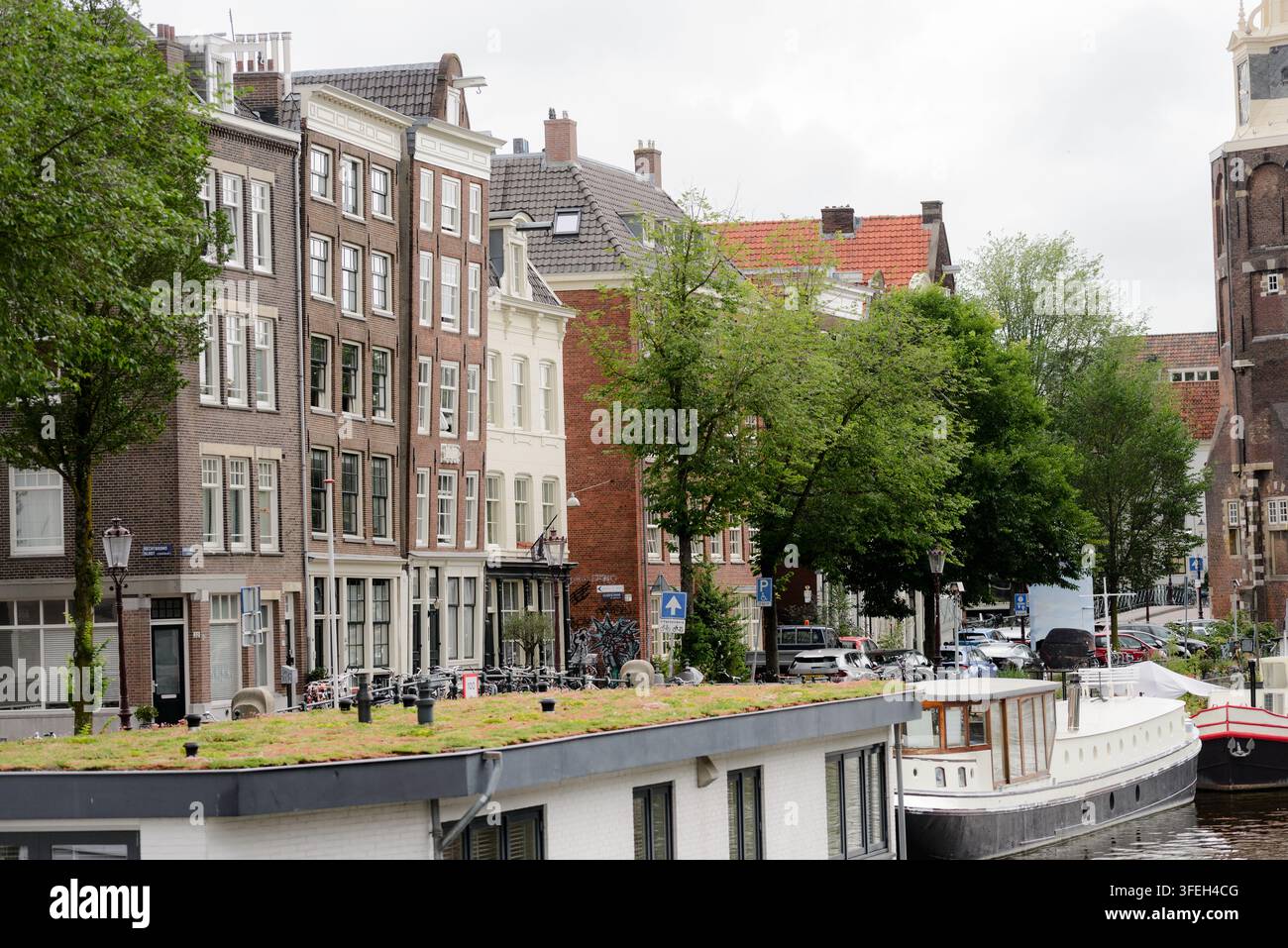 Péniche avec un toit vert sur un canal d'Amsterdam Banque D'Images