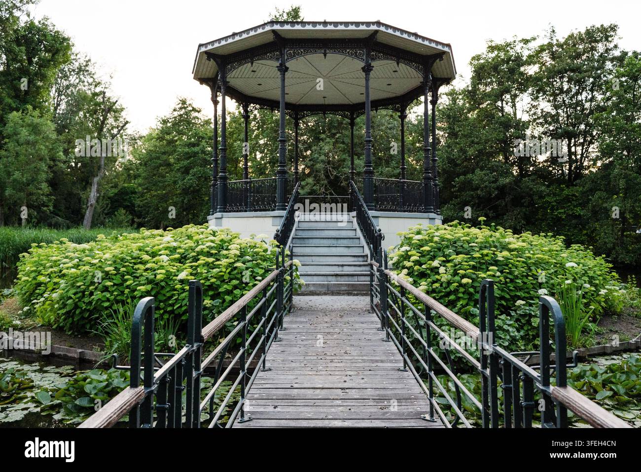 Gazebo noir orné dans un parc verdoyant Banque D'Images