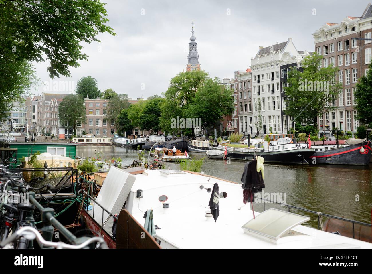 Péniches et vélos le long d'un canal à Amsterdam Banque D'Images