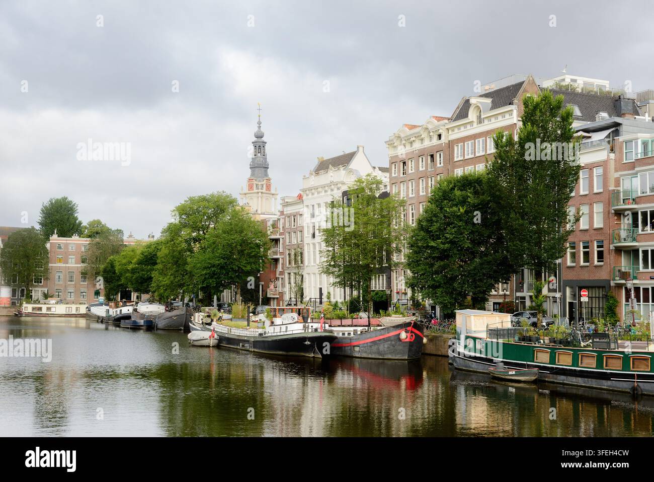Canal d'Amsterdam avec des péniches et des bâtiments historiques Banque D'Images