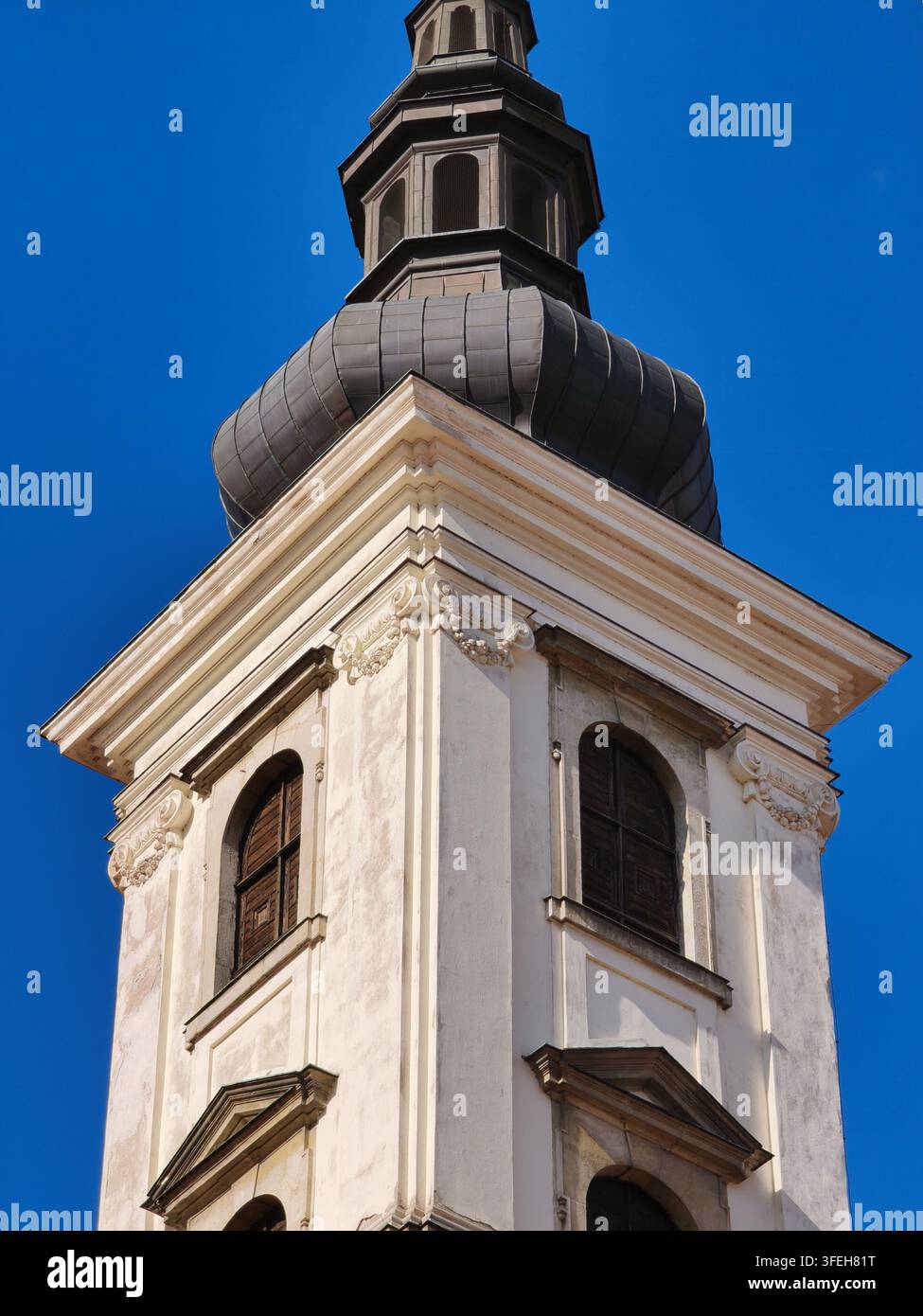 Tour d'église baroque contre un ciel bleu - Image de stock capturée avec un smartphone