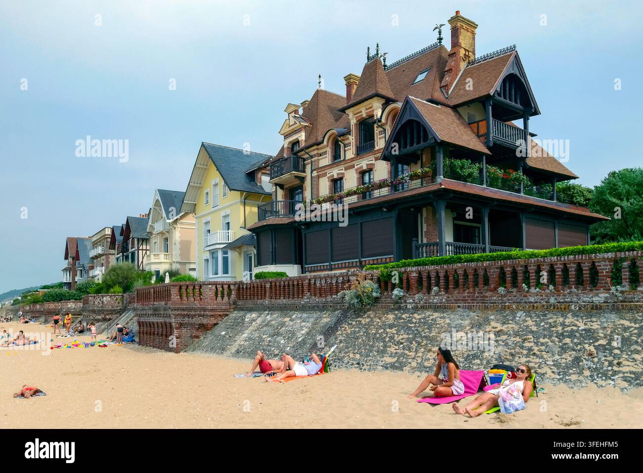 Plage de Houlgate et villas côtières de la Belle Époque, Houlgate, Côte Fleurie, Calvados, Basse-Normandie, France Banque D'Images