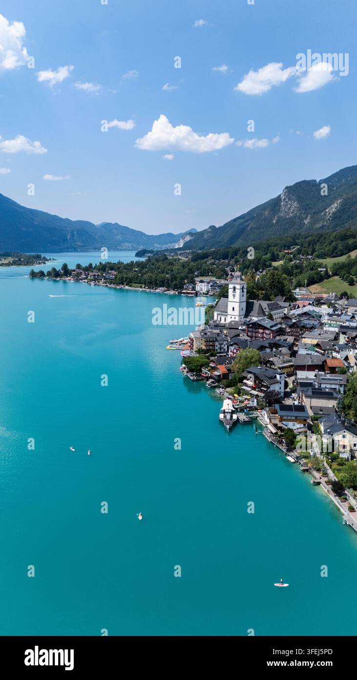 Une journée d'été à Sankt Wolfgang sur le Wolfgangsee turquoise-bleu, au pied du Schafberg, à la frontière entre Salzbourg et la Haute-Autriche. Banque D'Images