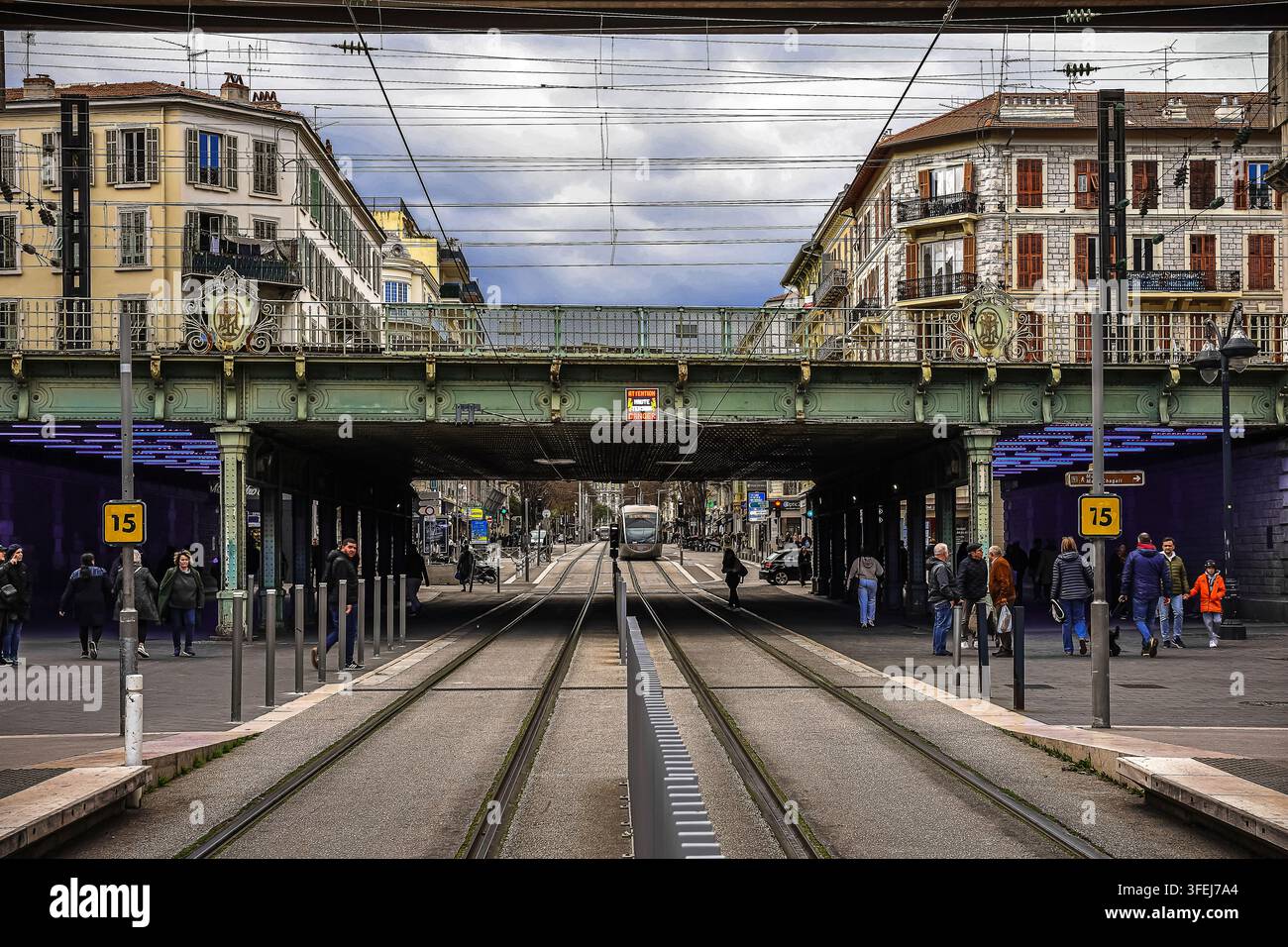 Ligne de tramway 2, qui dessert la ville de Nice, et le pont surélevé qui la traverse et supporte la circulation automobile. Banque D'Images