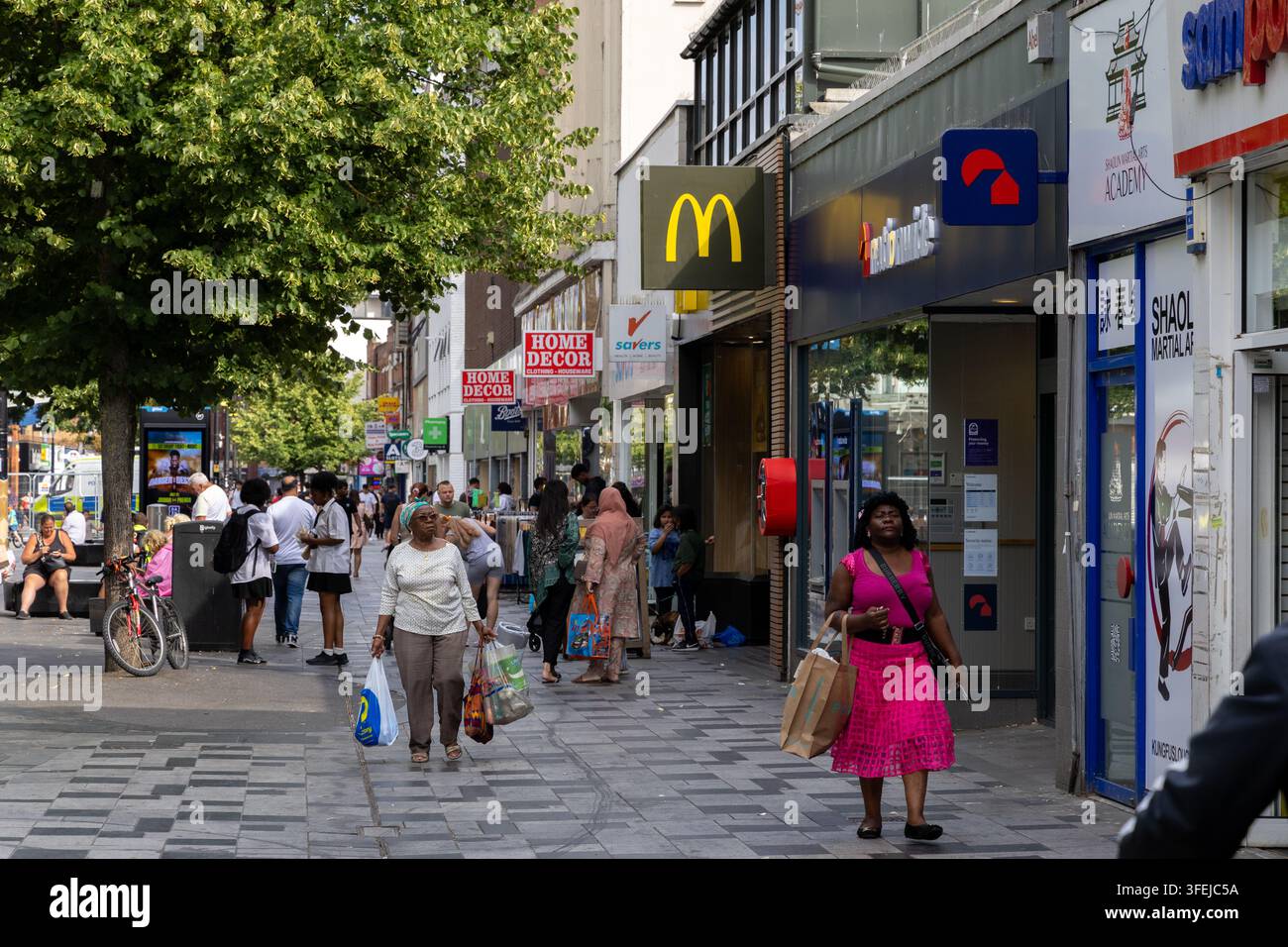 Des acheteurs marchant le long de la Slough High Street Banque D'Images