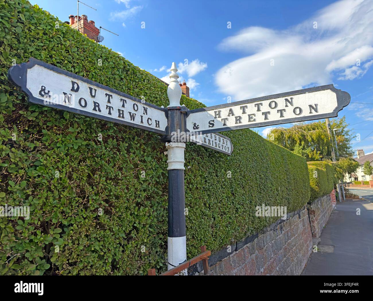Signes historiques en forme de doigt pointant vers Dutton, Northwich, Hatton, Stretton et Daresbury, dans le Cheshire. Banque D'Images