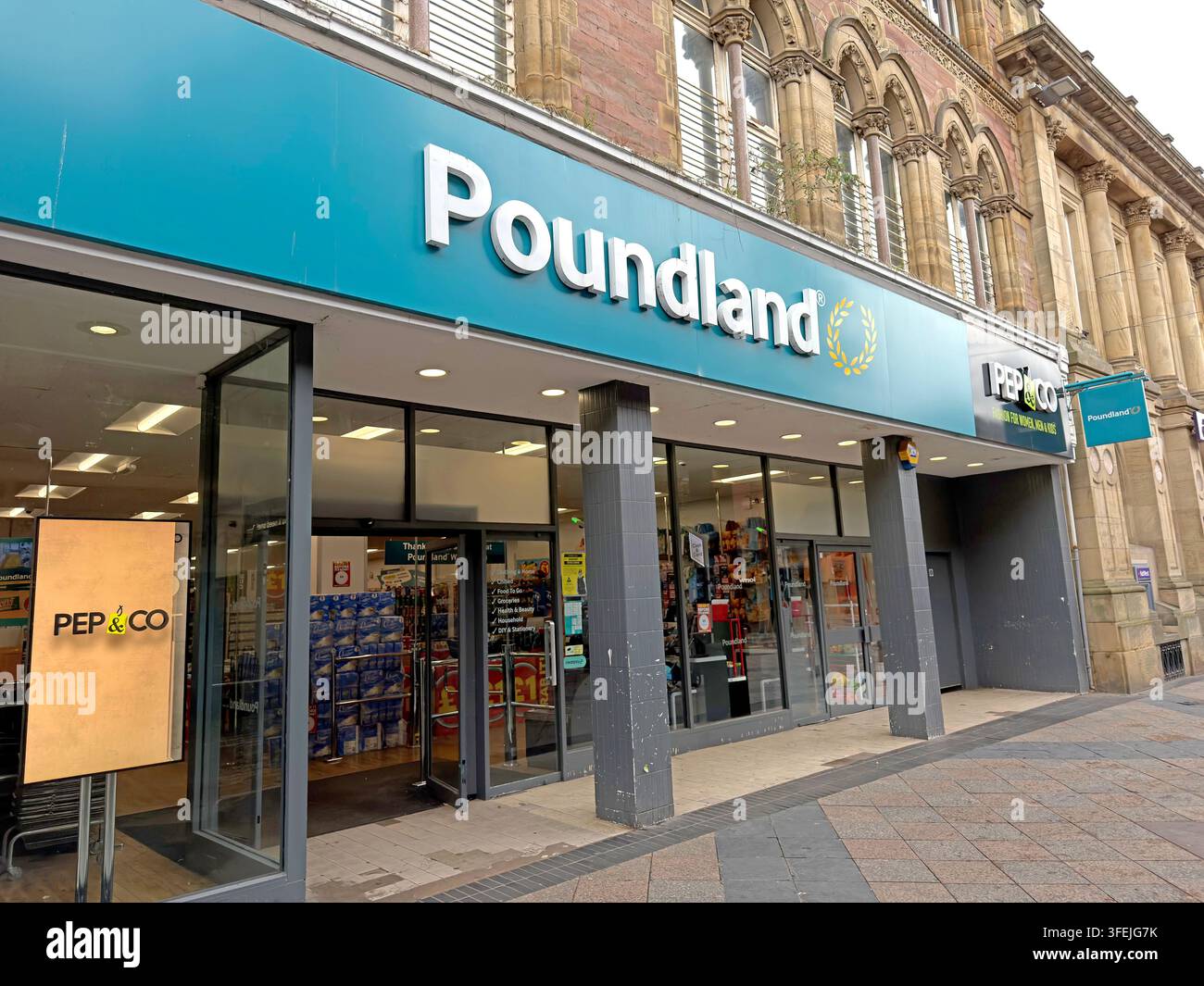 Magasin Poundland et Pep&Co au 19-21 Sankey Street, Warrington, pendant l'ère du coût de la vie. Banque D'Images