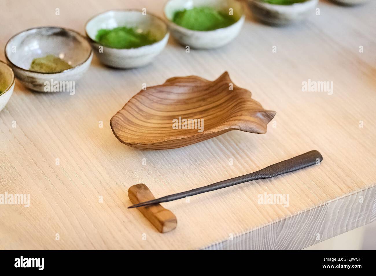 Préparation d'une cérémonie du thé vert matcha sur une table en bois Banque D'Images