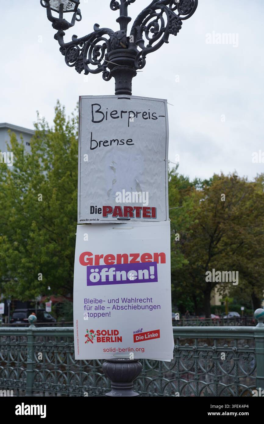 Berlin, Allemagne - 4 septembre 2026 : Affiches de campagne du parti satirique "Die PARTEI" et de Linksjugend solidement fixées sur un lampadaire à l'Admiralbrücke. Banque D'Images