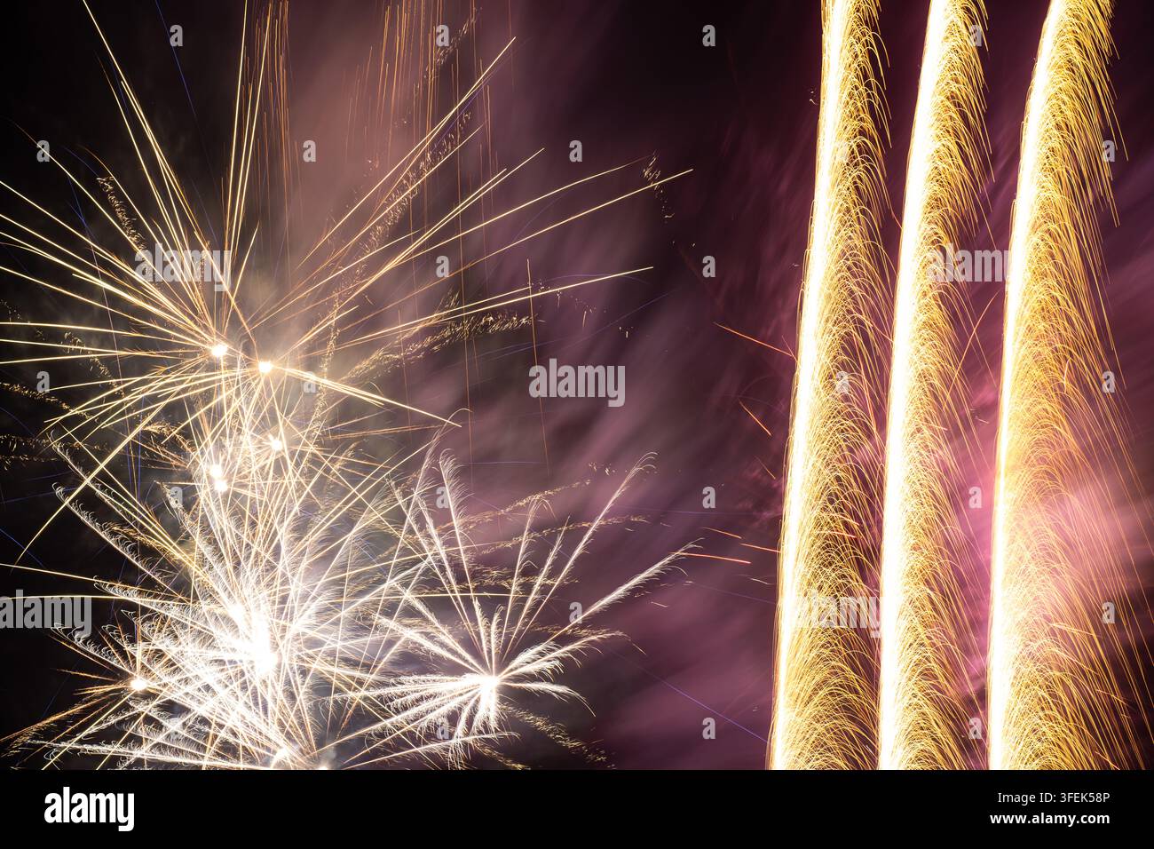 Des feux d'artifice dorés illuminent le ciel nocturne Banque D'Images