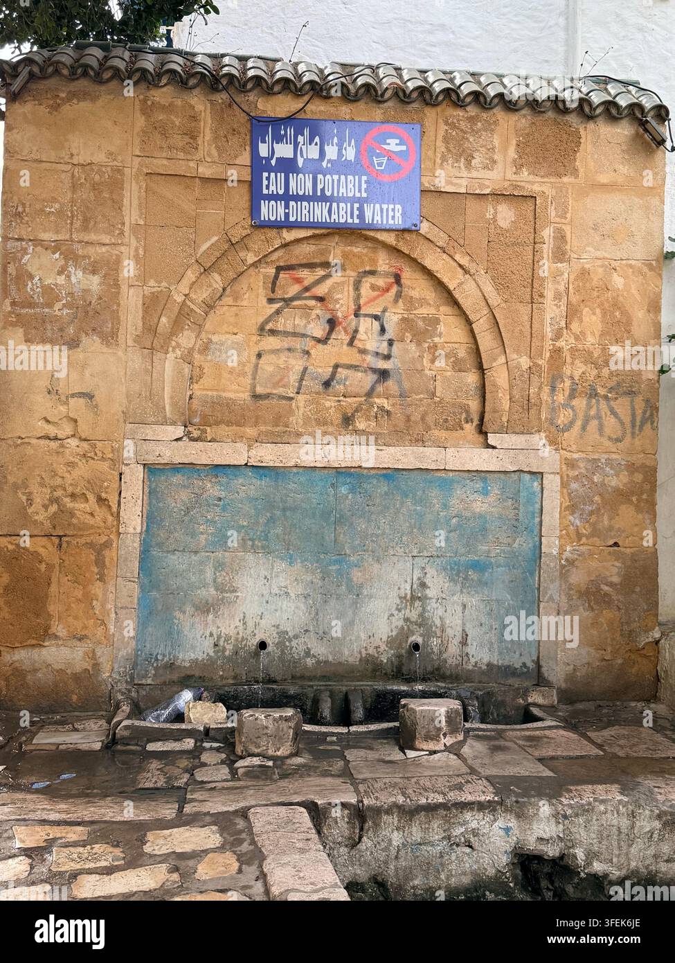 Tunis, Tunisie, 2026. une fontaine publique marquée « eau non potable / non buvable », au milieu de graves pénuries d'eau et de coupures récurrentes d'approvisionnement dans la crise hydrique qui s'aggrave en Tunisie, intensifiée par une pénurie chronique et le changement climatique Banque D'Images