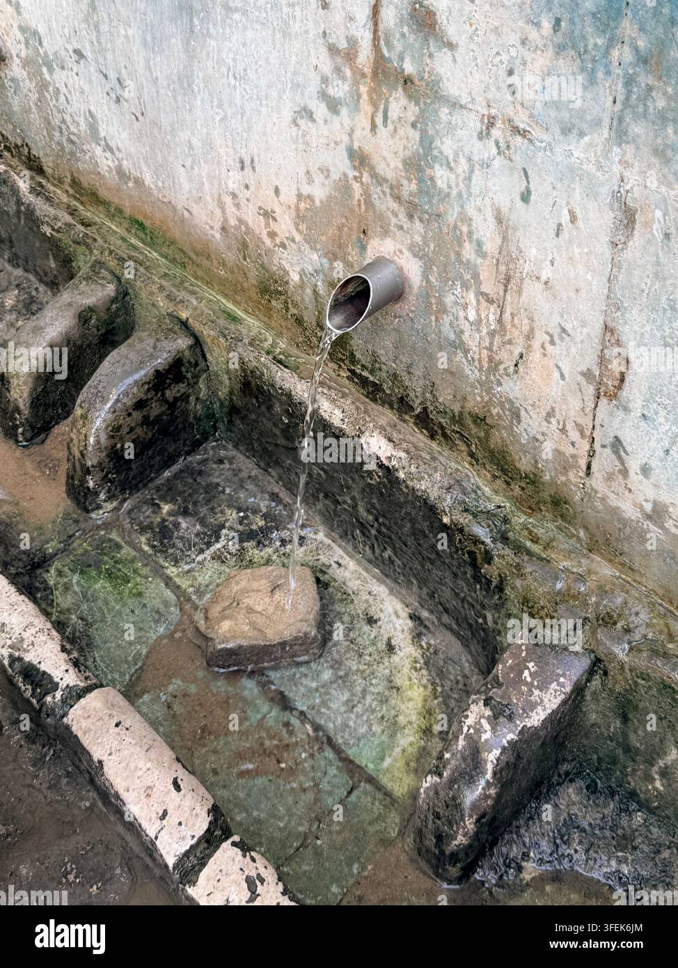 Tunis, Tunisie, 2026. une fontaine publique marquée « eau non potable / non buvable », au milieu de graves pénuries d'eau et de coupures récurrentes d'approvisionnement dans la crise hydrique qui s'aggrave en Tunisie, intensifiée par une pénurie chronique et le changement climatique Banque D'Images