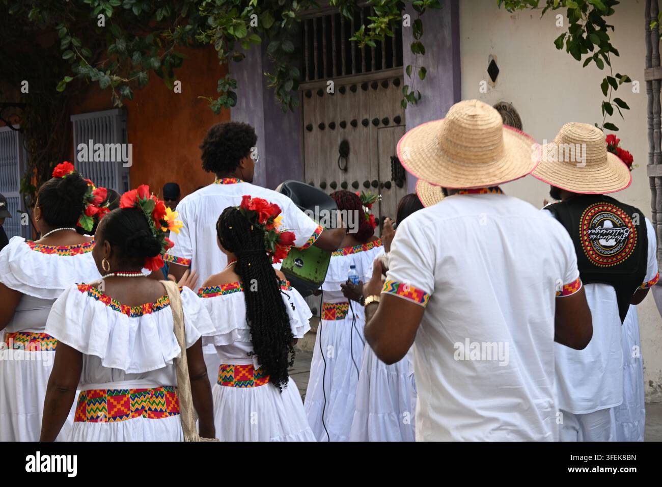 Personnes en vêtements traditionnels colombiens marchant dans la vieille ville de Cartagena Banque D'Images